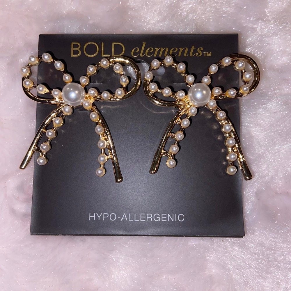 Bold Elements gold bow earrings with pearls